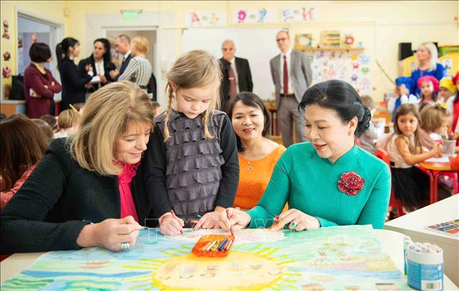 Phu nhân Tổng Bí thư Ngô Phương Ly thăm Trường mầm non số 2 Zvanche (Bulgaria)